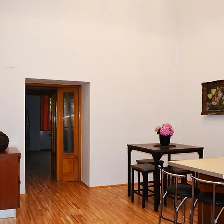 Contessa Apartment *
